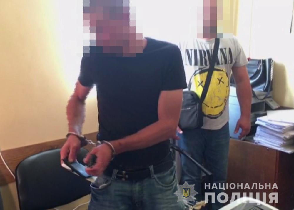 В квартиру бывшей супруги мужчина влез через открытый балкон / фото: пресс-служба полиции В квартиру бывшей супруги мужчина влез через открытый балкон / фото: пресс-служба полиции
