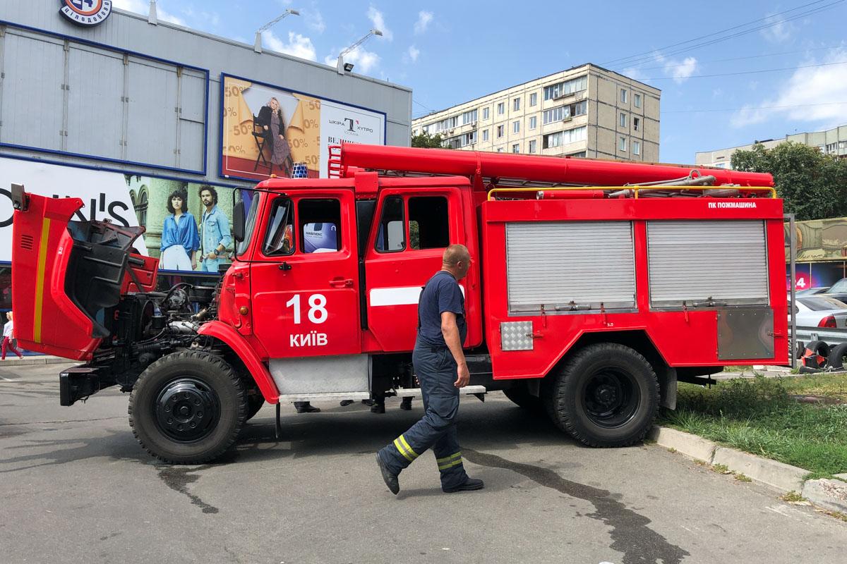 На Борщаговке горел торговый центр / фото Андрей Райский / Информатор На Борщаговке горел торговый центр / фото Андрей Райский / Информатор