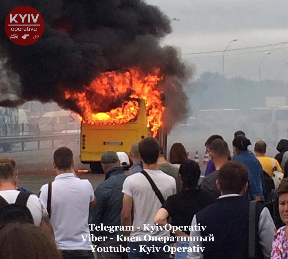 Полиция разыскивает лиц, причастных к поджогу маршрутки возле станции метро "Лесная"/ фото Киев оперативный