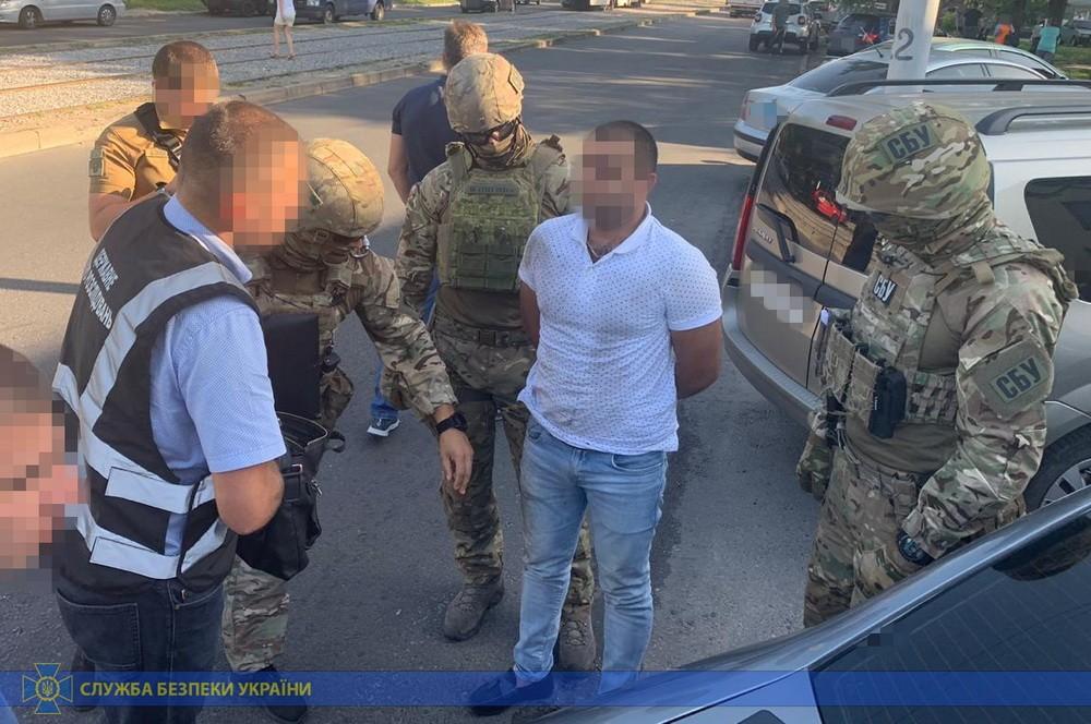 Поліцейського затримали у ході інсценування злочину / Фото прес-служби СБУ Поліцейського затримали у ході інсценування злочину / Фото прес-служби СБУ