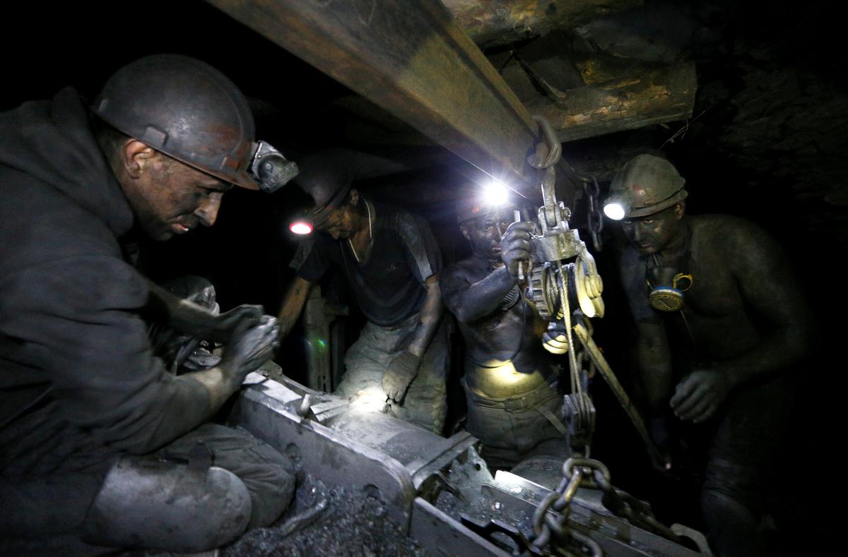 Из-за обесточивания на шахтах "Мирноградугля" под землей остались до 700 человек / фото REUTERS