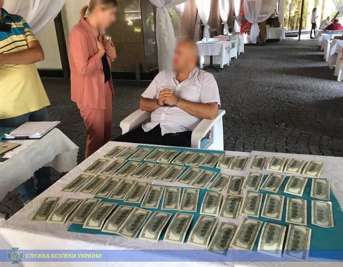 Во время задержания взяточник пытался скрыть только что полученные деньги в трусах / фото СБУ