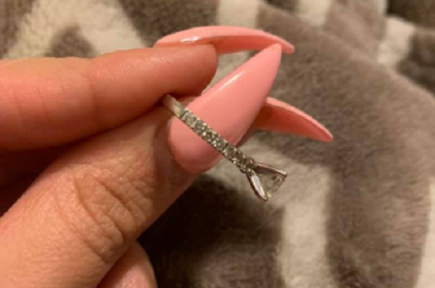 Манікюр став приводом для насмішок у мережі / Facebook/that's It i'm, Ring Shaming