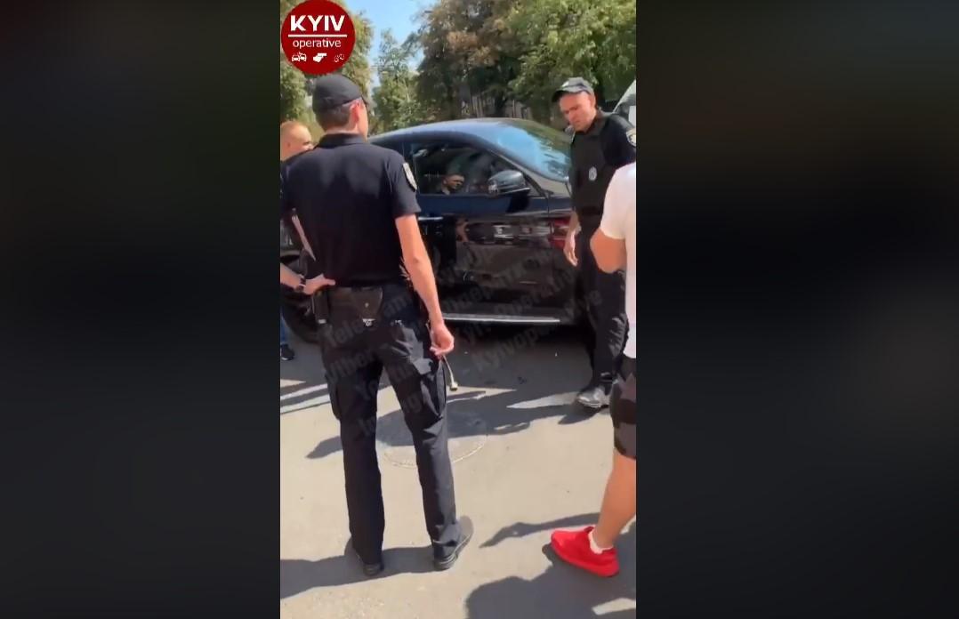 Водитель не проснулся даже тогда, когда патрульные начали бить стекло, чтобы его вытащить / Фото: Киев оперативный Водитель не проснулся даже тогда, когда патрульные начали бить стекло, чтобы его вытащить / Фото: Киев оперативный