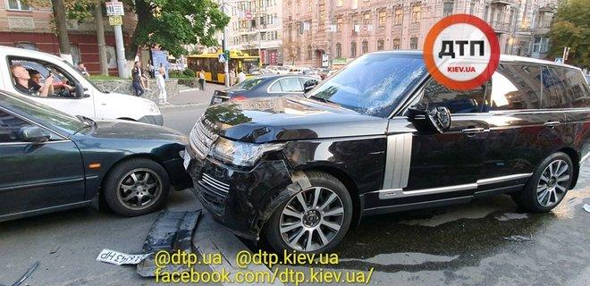 По информации СМИ, в аварии также участвовали автомобили Honda и Dodge / фото: facebook.com/dtp.kiev.ua По информации СМИ, в аварии также участвовали автомобили Honda и Dodge / фото: facebook.com/dtp.kiev.ua