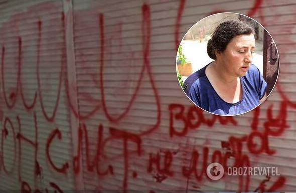 Люди написали оскорбления на ларьке Тарасовых на рынке / Обозреватель Люди написали оскорбления на ларьке Тарасовых на рынке / Обозреватель