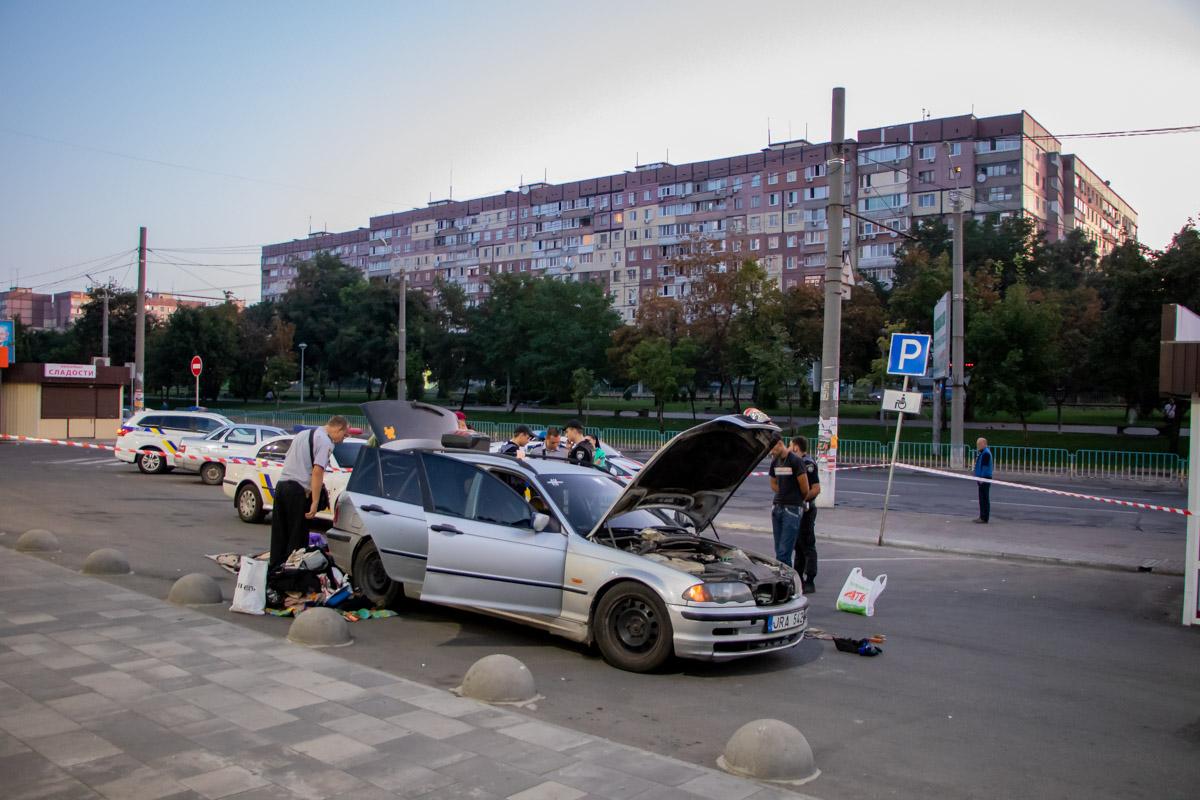 Чоловік сам зізнався патрульним, що сховав тротилову шашку під капотом авто / Фото: Информатор Чоловік сам зізнався патрульним, що сховав тротилову шашку під капотом авто / Фото: Информатор