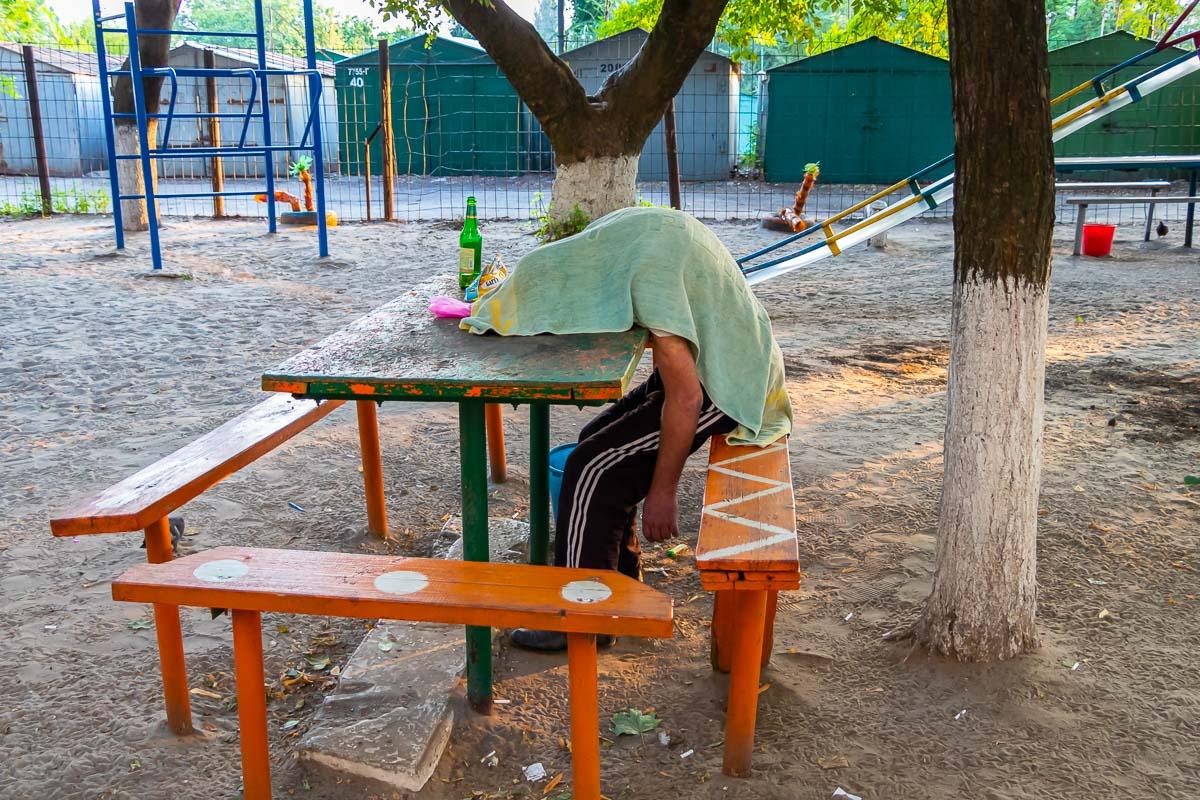 Дружина померлого заявила, що її чоловік пив ще з вечора / Фото: Информатор Дружина померлого заявила, що її чоловік пив ще з вечора / Фото: Информатор
