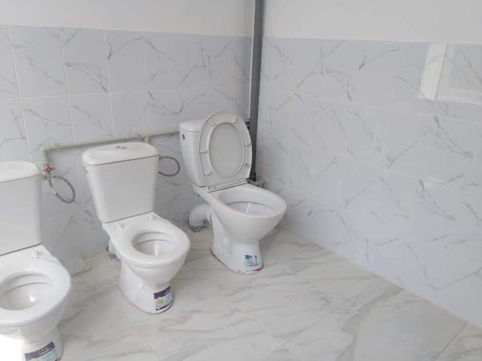 Унитазы не отделены специальными кабинками / facebook.com