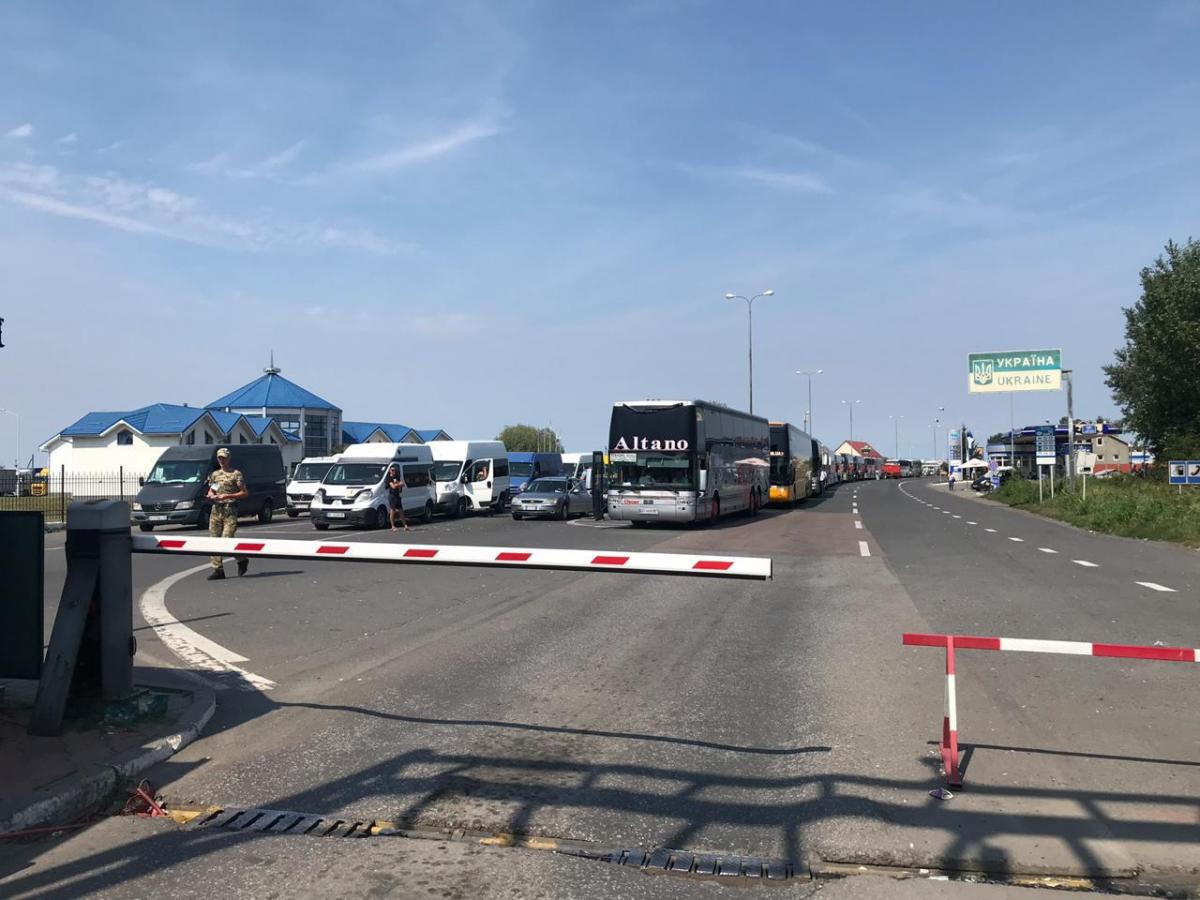 Через черги на КПП «Тиса» чимало українців обирають інші пункти пропуску / фото: Чопського прикордонного загону Через черги на КПП «Тиса» чимало українців обирають інші пункти пропуску / фото: Чопського прикордонного загону