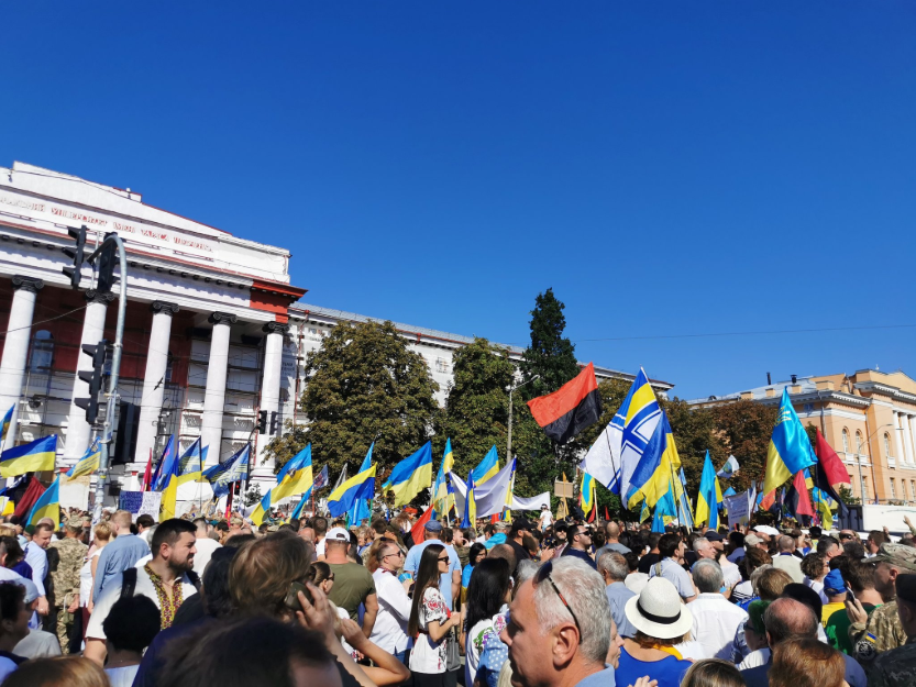 У парку Шевченка зібралися учасники Маршу захисників / фото twitter.com/vmanulik