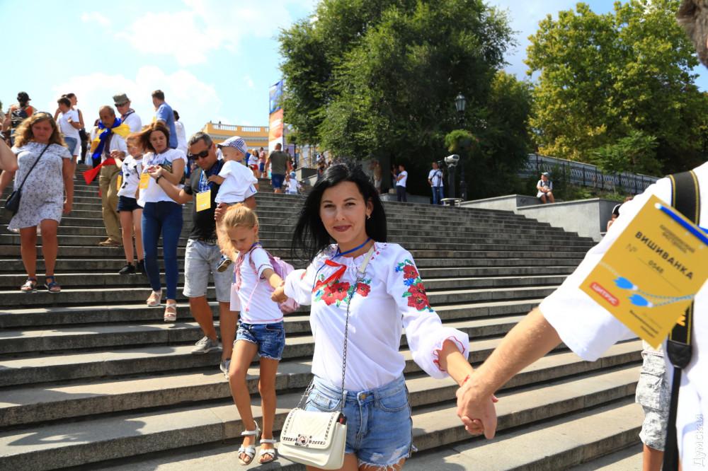 Учасники акції вишикувалися від пам'ятника Дюку де Рішельє до морського вокзалу / фото dumskaya.net Учасники акції вишикувалися від пам'ятника Дюку де Рішельє до морського вокзалу / фото dumskaya.net