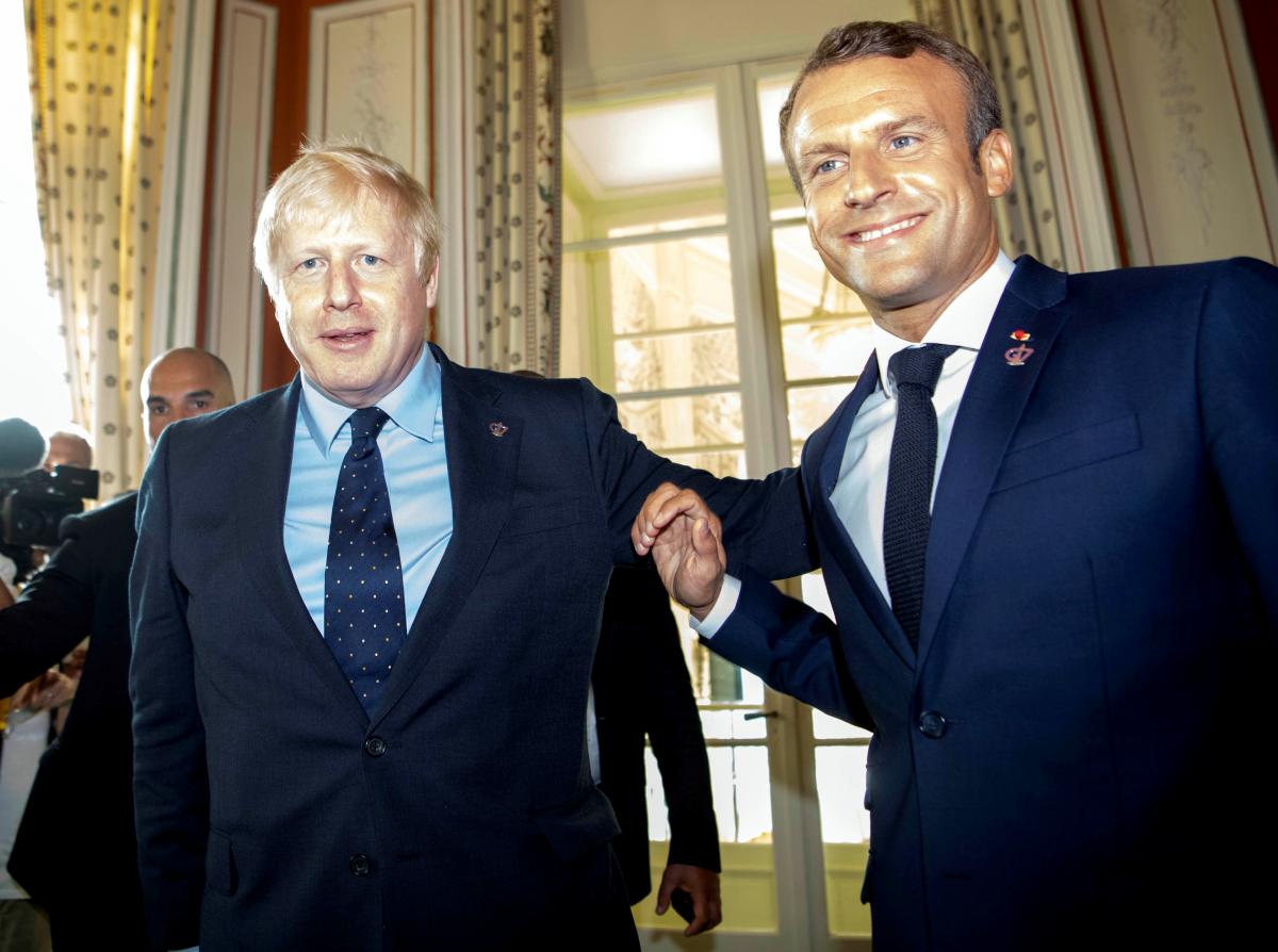 Макрон и Джонсон встретились на полях саммита G7 / REUTERS