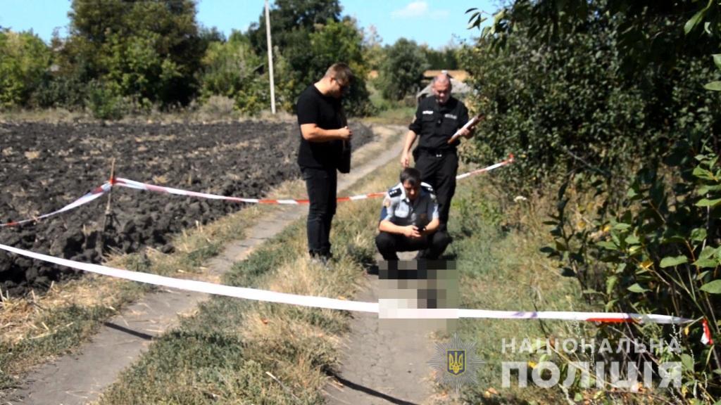 Жителька села натрапила на людську голову на узбіччі вулиці / фото: ГУ Нацполіції Одеської області Жителька села натрапила на людську голову на узбіччі вулиці / фото: ГУ Нацполіції Одеської області