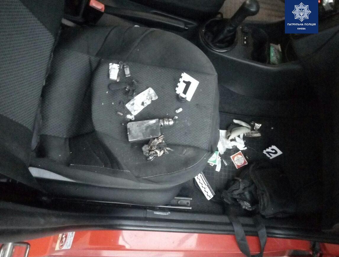 Чоловік їхав в автомобілі Skoda, коли у нього в сумці вибухнула сигарета / фото Патрульної поліції Києва Чоловік їхав в автомобілі Skoda, коли у нього в сумці вибухнула сигарета / фото Патрульної поліції Києва