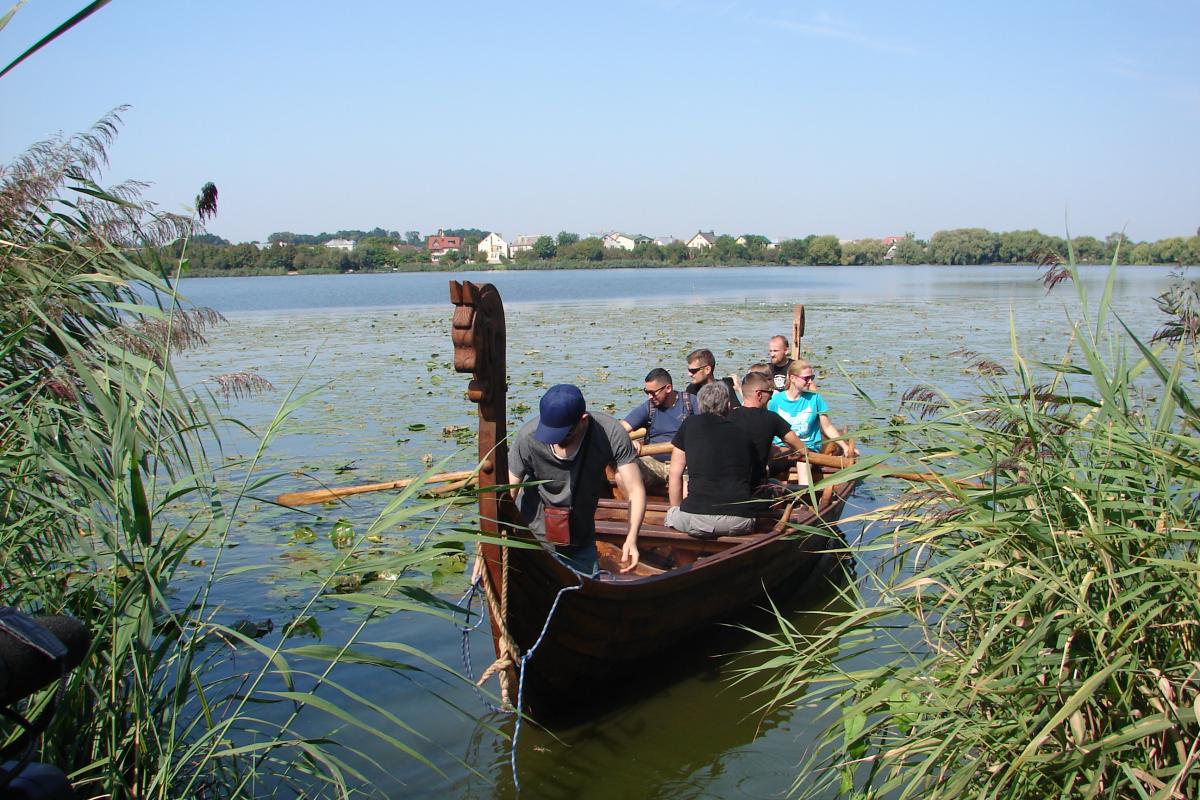 Пробный спуск на воду оказался успешным / фото: Ривненского областного краеведческого музея Пробный спуск на воду оказался успешным / фото: Ривненского областного краеведческого музея