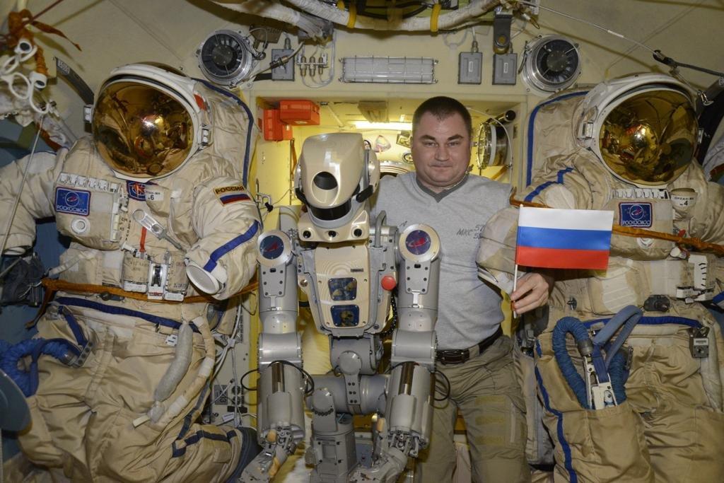 Космонавт хотів стукнути молотком по кнопці включення електроживлення на плечі робота / FEDOR/Twitter Космонавт хотів стукнути молотком по кнопці включення електроживлення на плечі робота / FEDOR/Twitter