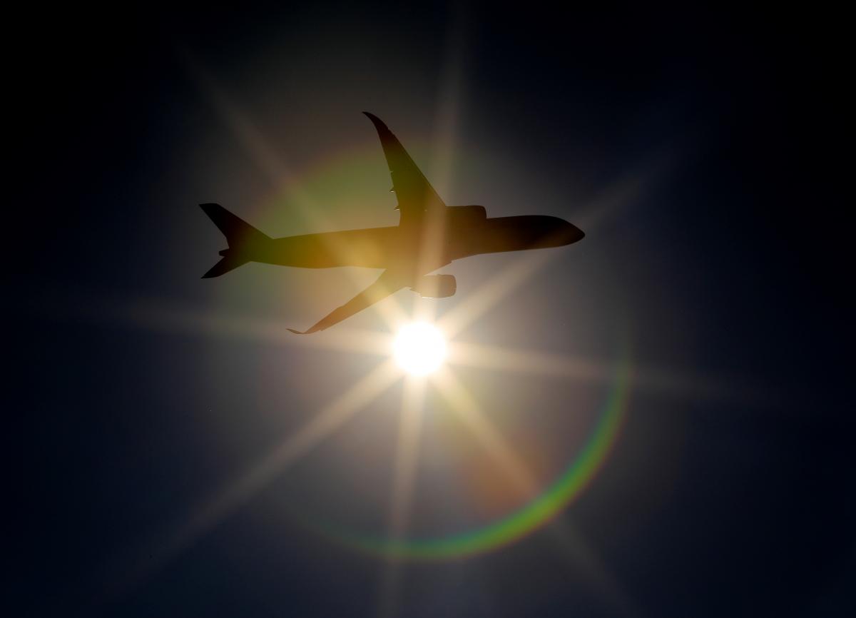 Вышки 5G могут влиять на приборы самолетов / фото REUTERS