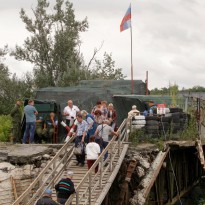 UNCHR offers electric cart to elderly, pregnant, and people with special needs at crossing point in Donbas