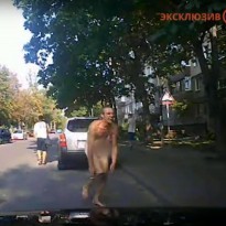 Голый неадекват устроил игры с трусами на улицах Днепра (видео)