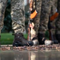 "Всіх в армію!": у Держприкордонслужбі знайшли вирішення проблеми безробіття мігрантів, що повернулись