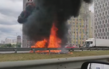 У Києві біля Південного мосту спалахнула елітна іномарка, пожежники не могли дістатися через затор (відео)