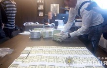 Поліція затримала двох чиновників на хабарі у майже $1,5 мільйони (відео)