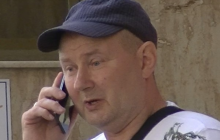 Прогуливался с охраной: журналисты нашли судью-беглеца Чауса на прогулке в Кишиневе (видео)