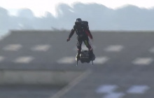 Француз пересек Ла-Манш на реактивном летающем борде собственной конструкции (видео)