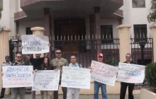 Росіяни по всьому світу прийшли до своїх посольств, щоб виступити проти агресії РФ в Грузії (фото, відео)