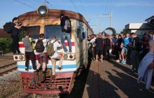 З ризиком для життя: жителі столичної Троєщини змушені добиратися на роботу, чіпляючись за електрички (фото)
