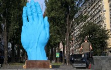 Стало відомо причина зникнення з центра Києва величезної синьої руки (фото)