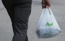 В Нью-Йорке вступил в силу запрет продавать пластиковые пакеты
