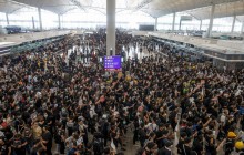 Аэропорт Гонконга отменил все рейсы из-за массовых акций протеста (фоторепортаж)