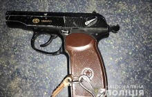 У Тернополі нетверезий пасажир у тролейбусі погрожував людям пістолетом (фото)