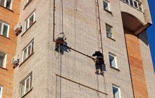 В России пенсионер перерезал канаты альпинистам, работавшим на фасаде дома