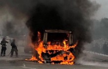 В Киеве возле метро "Лесная" сгорела маршрутка (фото, відео)