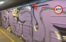 У Києві вандали повністю розписали потяг метро (відео)