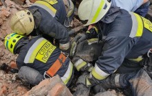 В Днепре во время пожара в результате обвала крыши пострадали трое спасателей (фото)