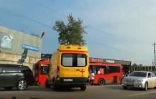 В России автобус с пассажирами врезался в стену здания, есть жертвы (фото, видео)