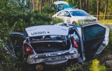 В Киеве автомобиль такси влетел в столб, погибла пассажирка (видео)