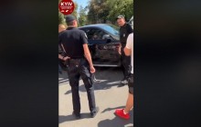 В центре Киева пьяный водитель на джипе Mercedes-Benz из России "вырубился" посреди дороги (видео)