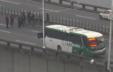 В Рио де Жанейро вооруженный мужчина захватил автобус и угрожает сжечь 37 заложников (видео)