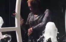 У Харкові жінка виконала еротичний танець у фонтані (відео)