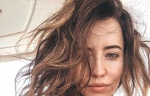 Растрепанная Надя Дорофеева показала глубокое декольте (фото)