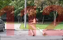 Навіть не ворухнувся: в московському подвір'ї серед білого дня спалили чоловіка (відео 18+)