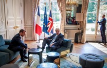 Джонсон закинув ногу на стіл під час зустрічі з Макроном (відео)