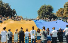 В Одессе на Потемкинской лестнице развернули 28-метровый Флаг Украины (фото)