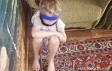 У Дніпрі жінка обмотала 8-річну дитину скотчем та посадила на ланцюг: поліція відкрила три провадження (фото)