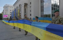 У Херсоні створили рекордне 152-метрове полотнище з привезених з Донбасу прапорів України (фото)